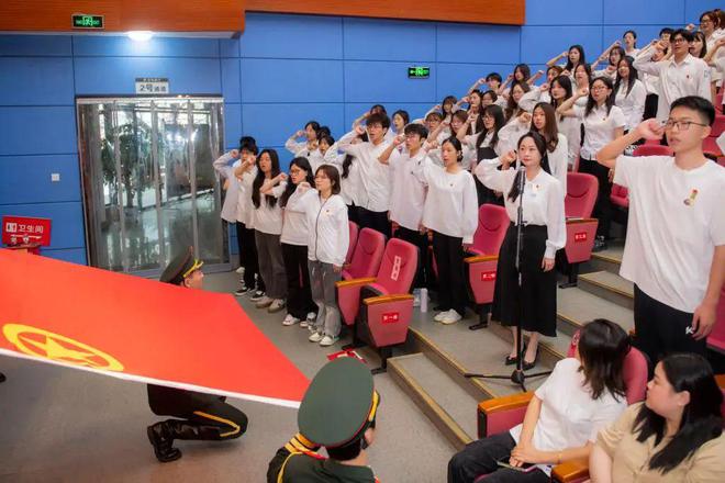 学校举行纪念五四运动105周年暨2024年学生表彰大会(图5) 学校举行纪念五四运动105周年暨2024年学生表彰大会(图5)