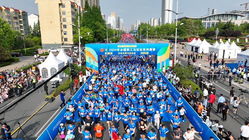以奔跑的名义 致敬“劳动美”(图1) 以奔跑的名义 致敬“劳动美”(图1)