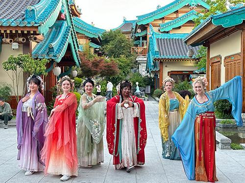 “China Travel”火爆 外国游客尝试中国新玩法(图1)