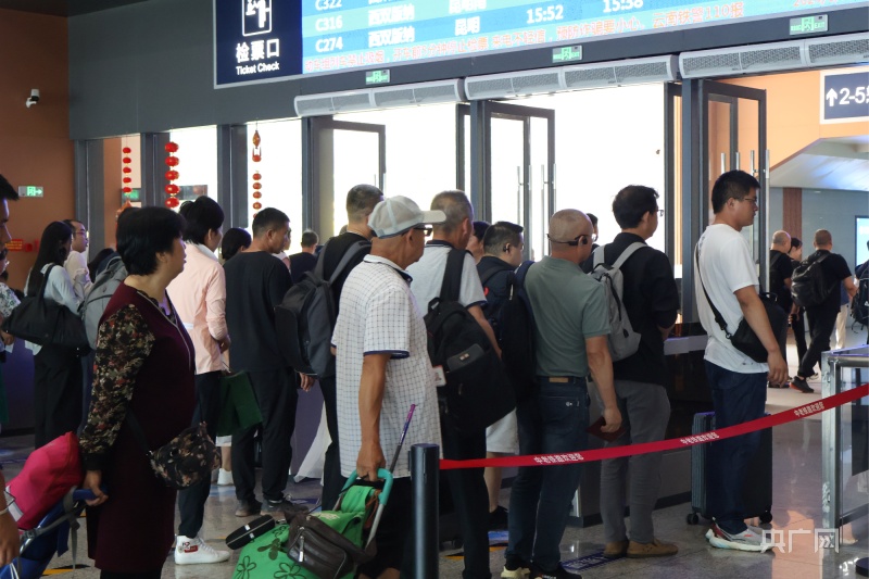 中老铁路国际旅客列车开行满1000列 累计发送旅客96万人次(图2) 中老铁路国际旅客列车开行满1000列 累计发送旅客96万人次(图2)