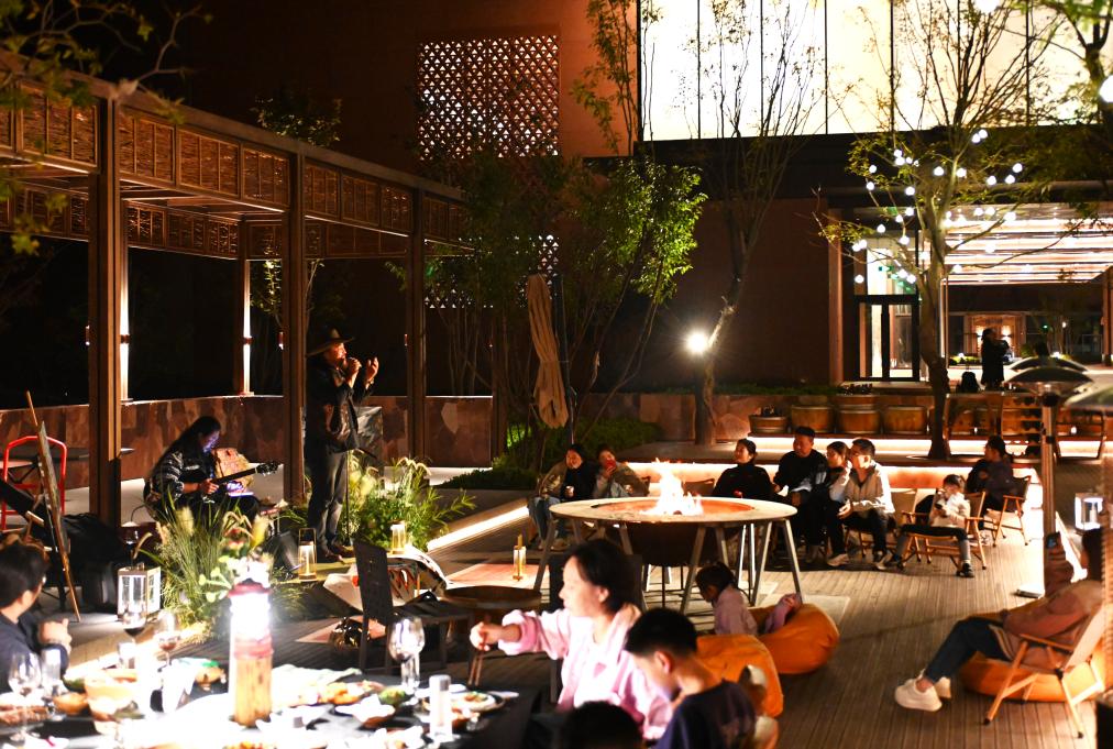 新华视点丨文旅融合出新出彩 消费市场活力涌动——2024年国庆假期盘点(图2) 新华视点丨文旅融合出新出彩 消费市场活力涌动——2024年国庆假期盘点(图2)